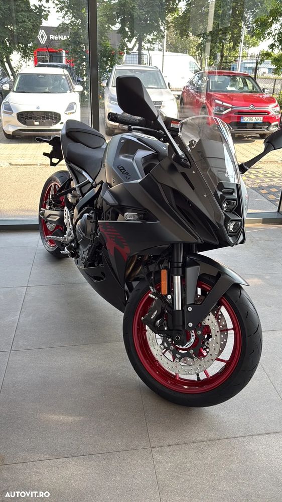 Suzuki GSX-8R - 1