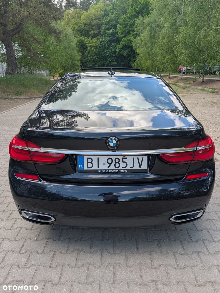 BMW Seria 7 740i - 8