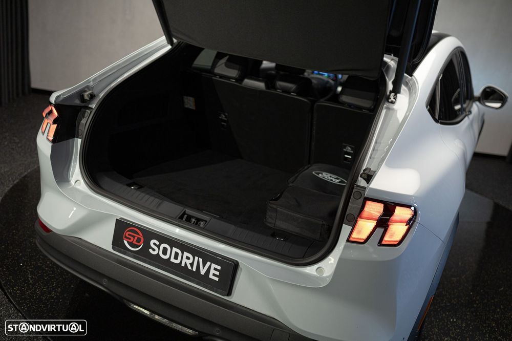 Ford Mustang Mach-E 75.7 kWh Premium AWD - 31