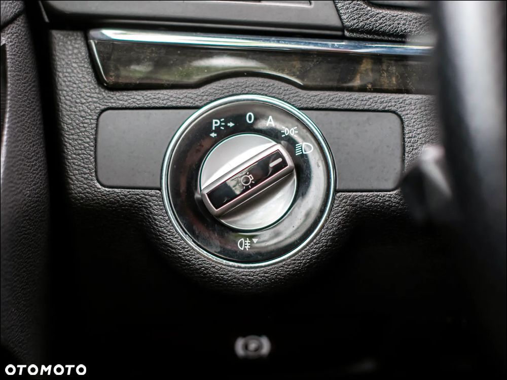 Mercedes-Benz Klasa E 250 BlueEFFICIENCY 7G-TRONIC Avantgarde - 32