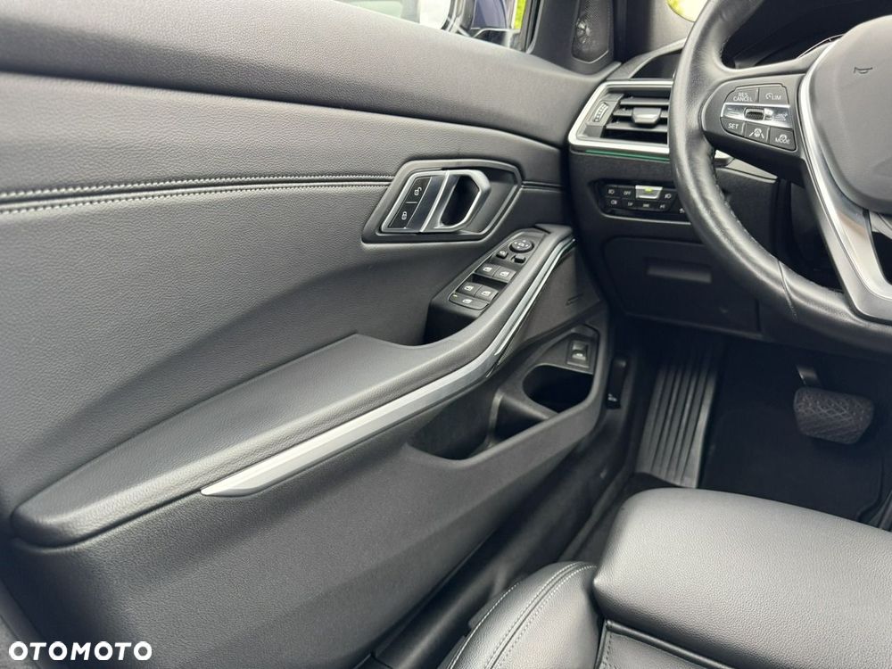 BMW Seria 3 320d Sport Line Shadow sport - 29