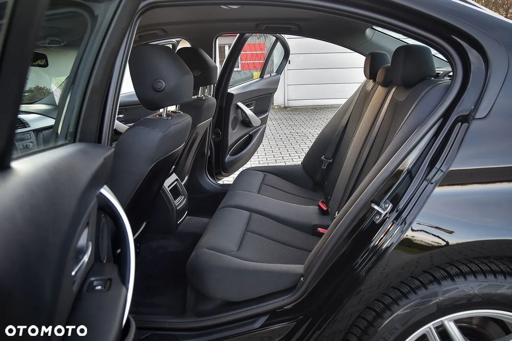 BMW Seria 3 318d - 32