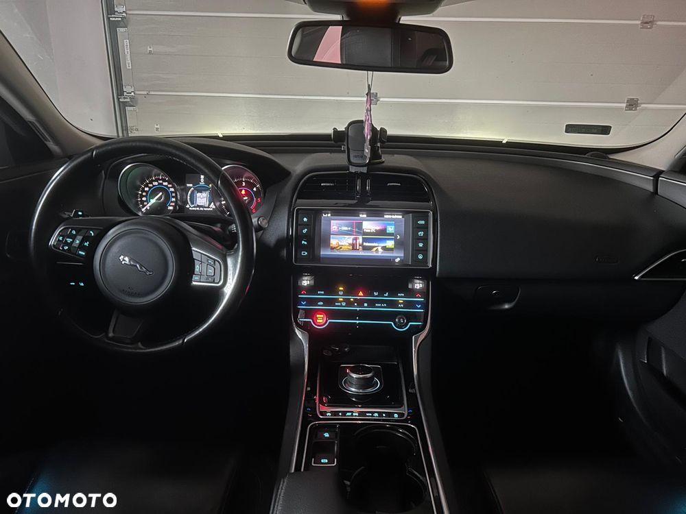 Jaguar XE 2.0 D Prestige - 7