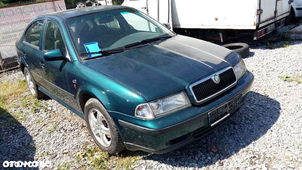 Cześci Skoda Octavia I 1.8 20V zielona hatchback 5-drzwi - 1
