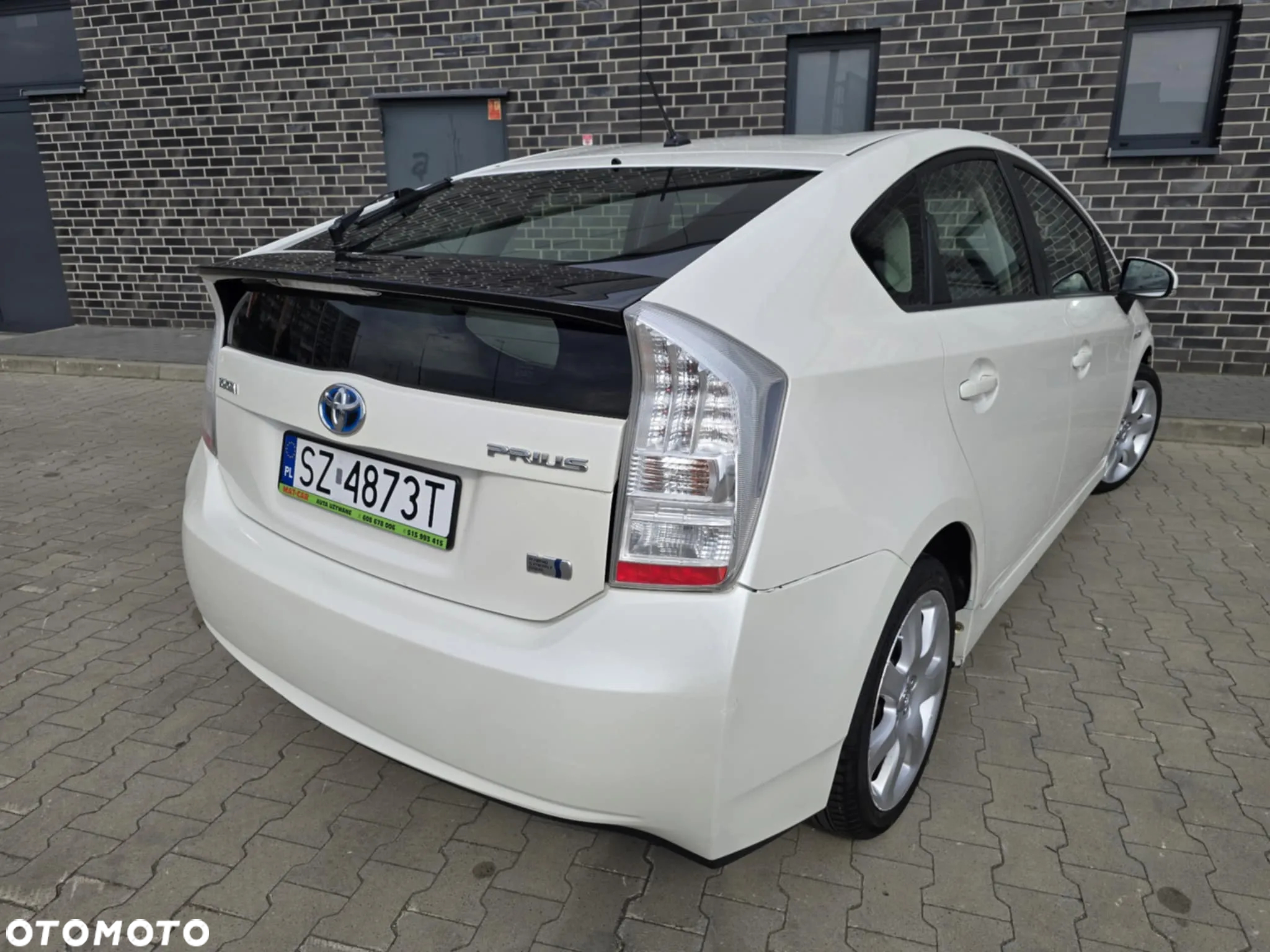Toyota Prius (Hybrid) Executive - 12