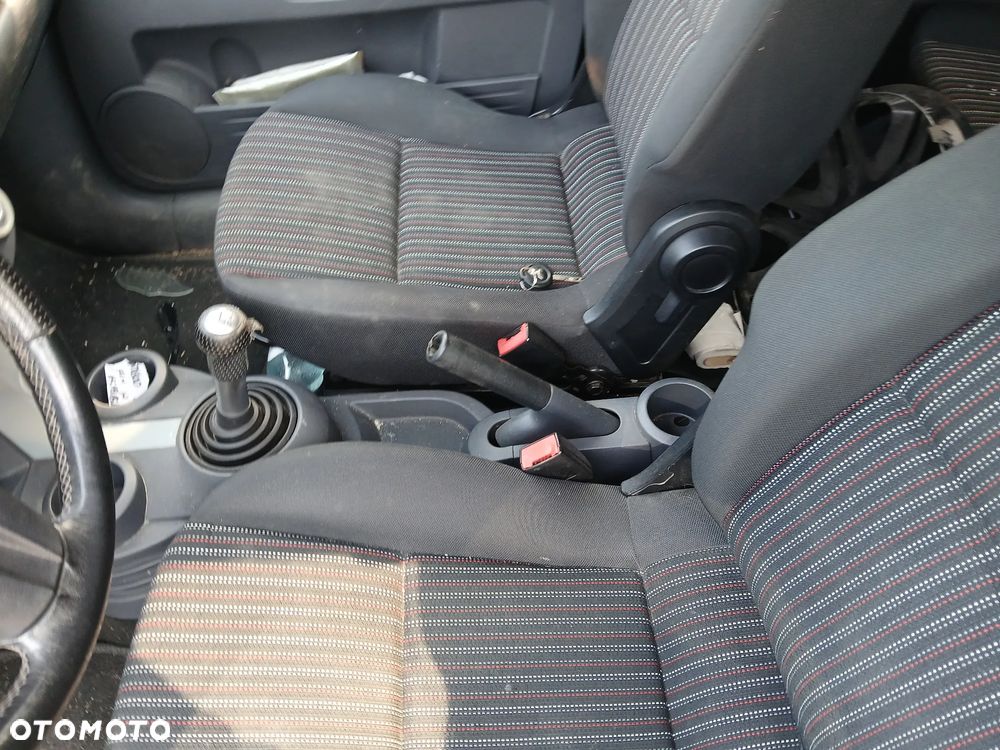 Mitsubishi Colt VI fotel fotele kanapa deska kokpit podsufitka boczek boczki klamka podłokietnik licznik - 6