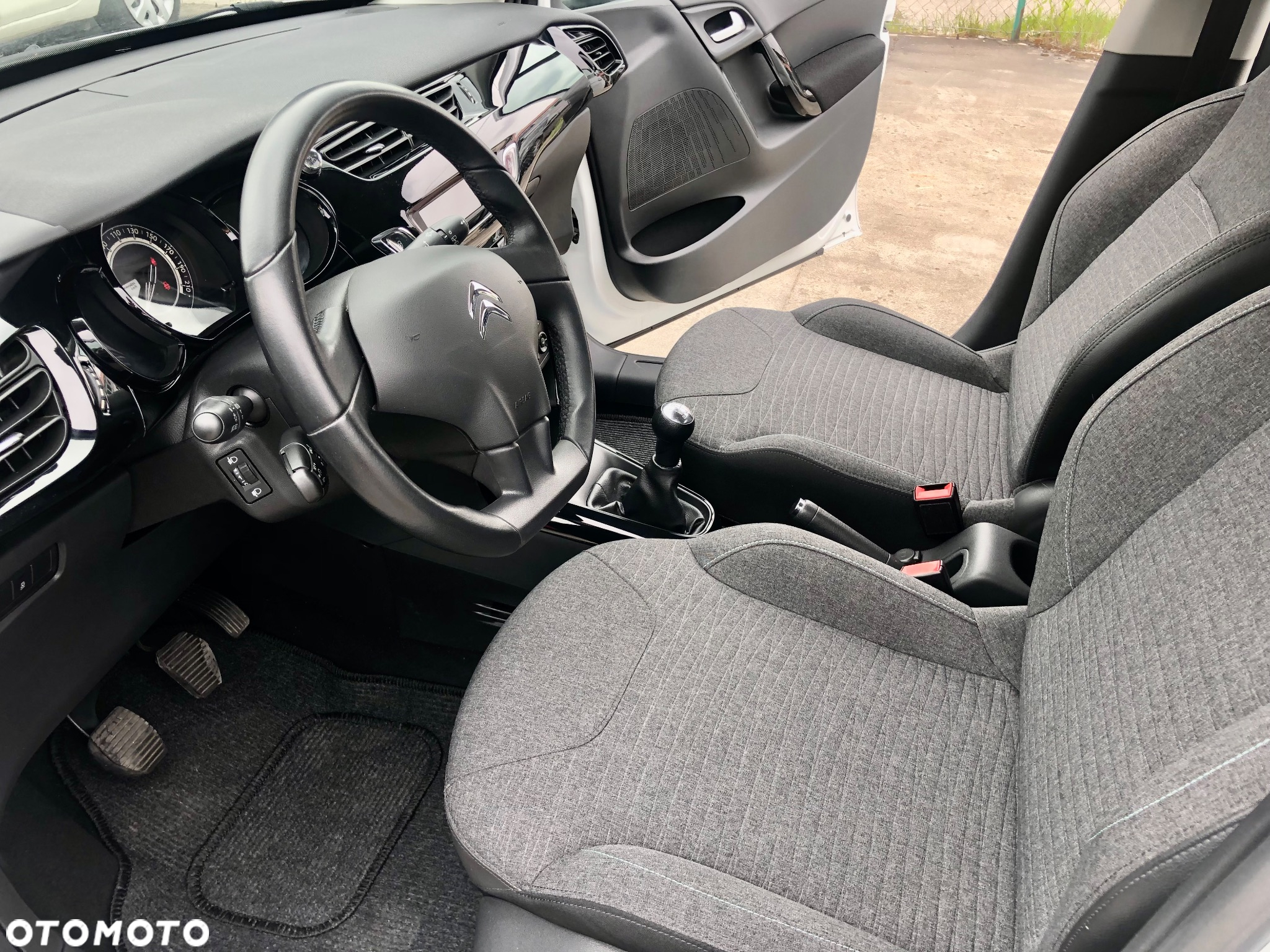 Citroën C3 1.2 PureTech Exclusive - 19