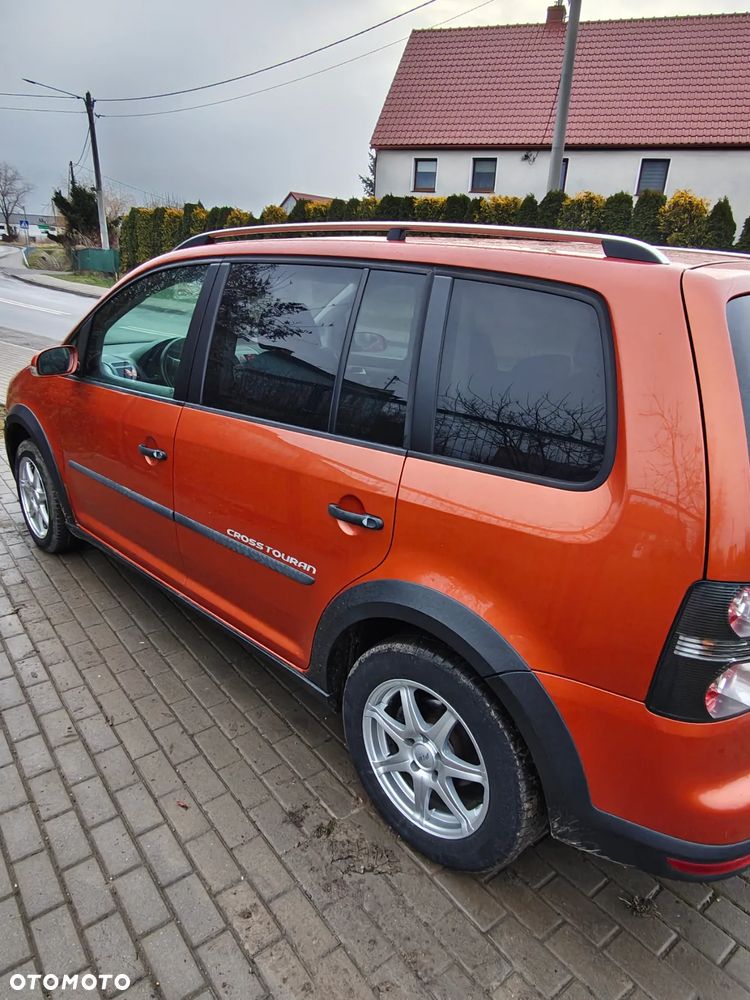 Volkswagen Touran 2.0 TDI DPF Cross - 2