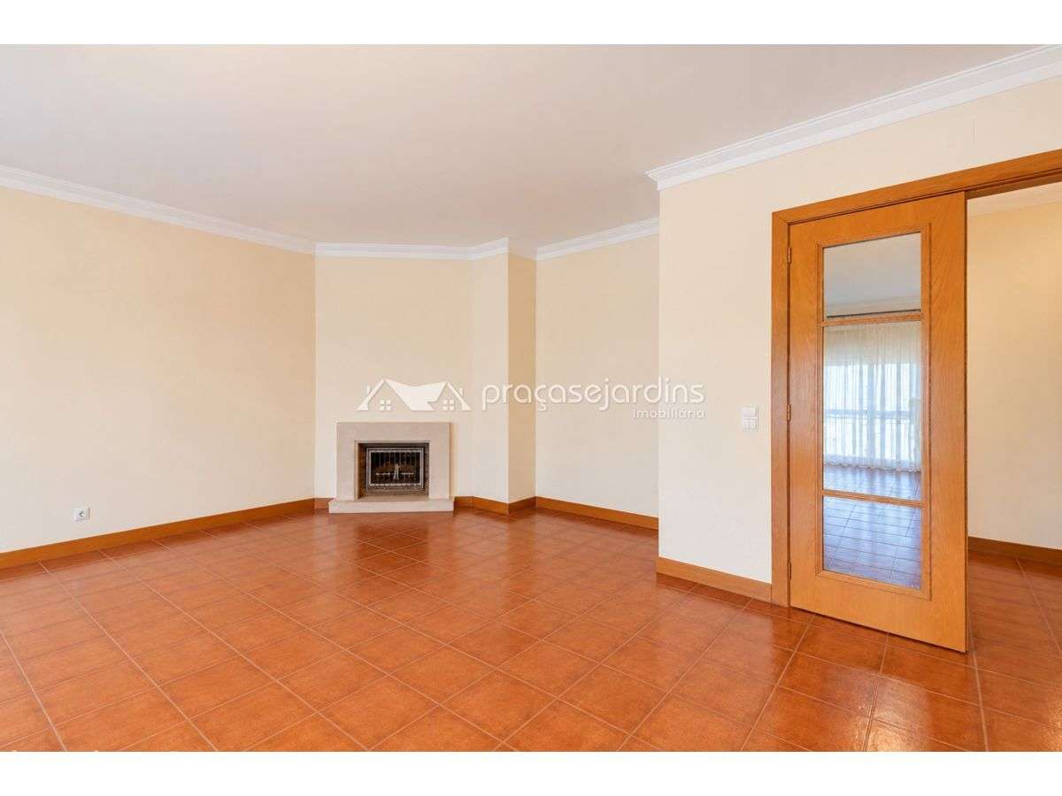 T3 Luminoso e Muito Bem Localizado, com Sala com Lareira e Varanda - Grande imagem: 2/21