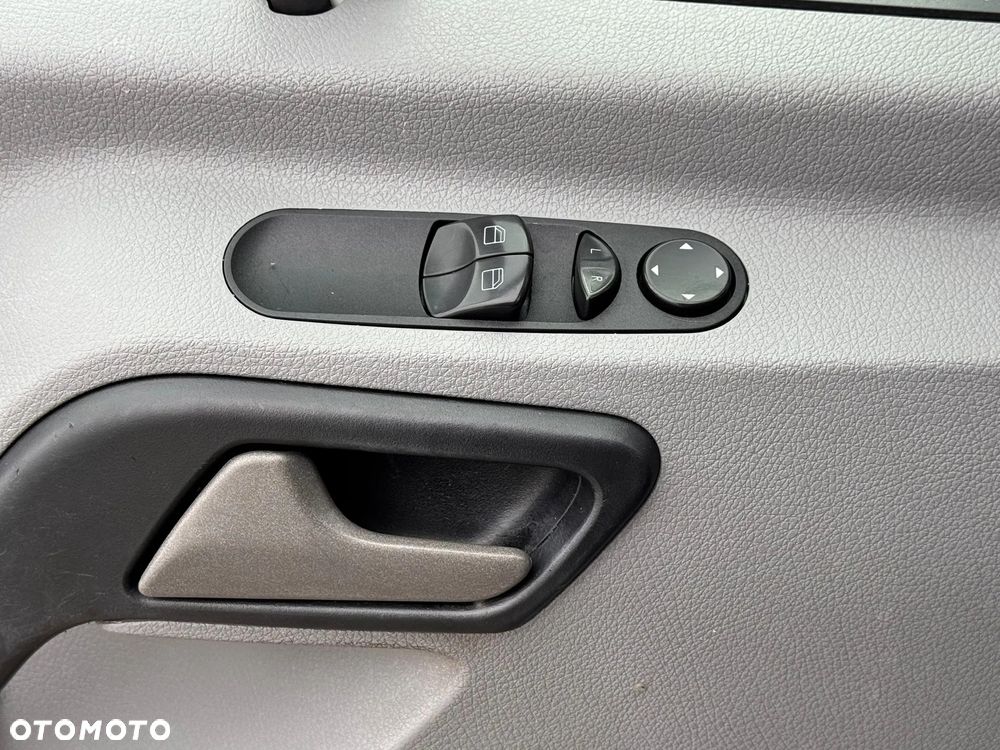 Volkswagen CRAFTER ŚREDNI PO LIFTOWY KLIMATYZACJA - 30