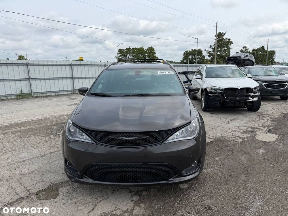 Chrysler Pacifica - 1