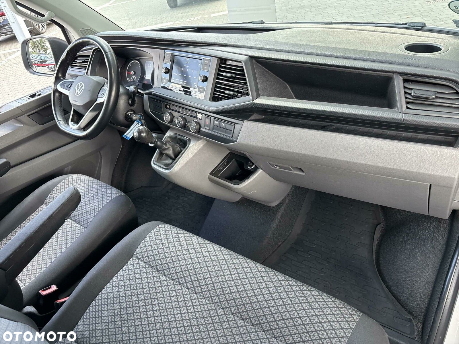 Volkswagen Caravelle - 13