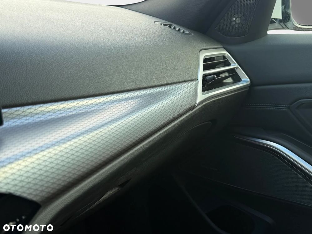 BMW Seria 3 330i xDrive - 21