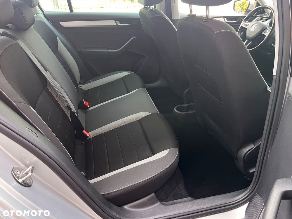 Skoda RAPID 1.0 TSI Drive DSG - 35