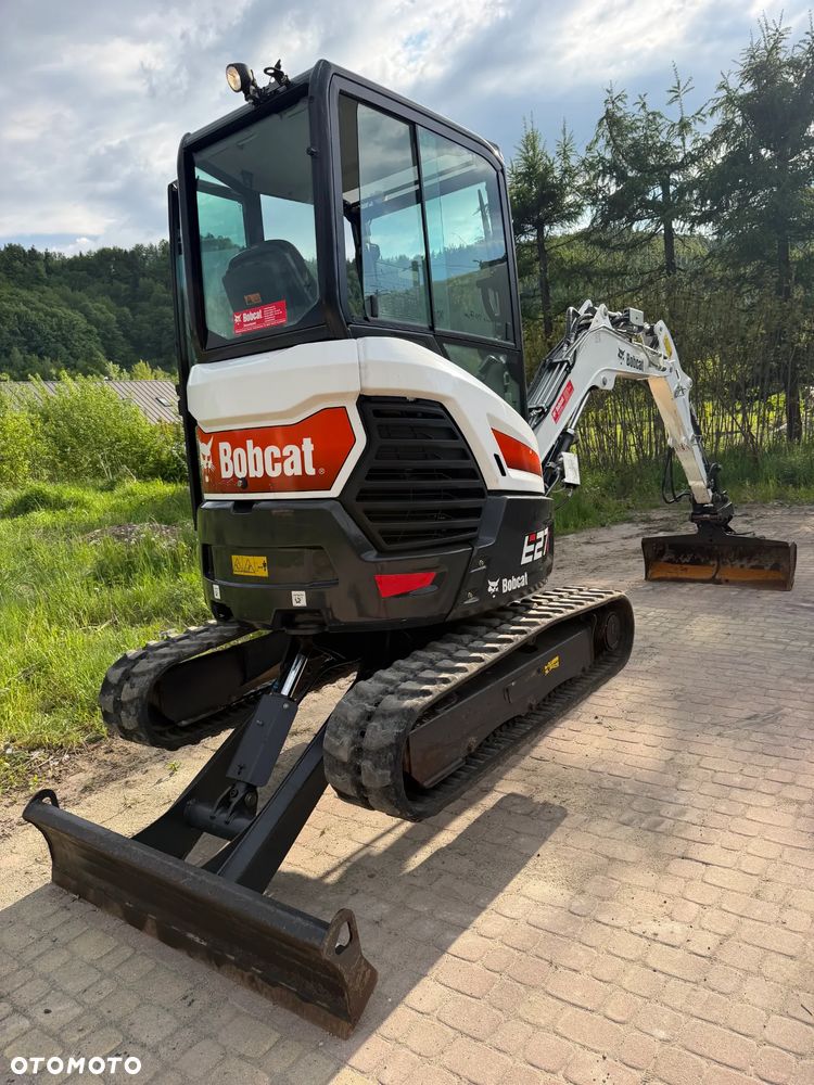 Bobcat E27z. Koparka Gąsienicowa 2,7 tony. 2024 rok. 870 mtg. Maszyna nie różni się od nowej z salonu!! Skarpówka Hydrauliczna! Pochodzi ze szkółki roślinnej z Norwegii. Zero luzów. pracowała przy krzewach!! Aktualna DEKRA dokumentacja. Silnik Yanmar! Linie Hydr. Dodatkowe. Szybkozłącze Hydr. Szybka wolna jazda. Wersja Norweska. Długie ramię. OKAZJA. Zero wycieków. Sztywna maszyna! - 36