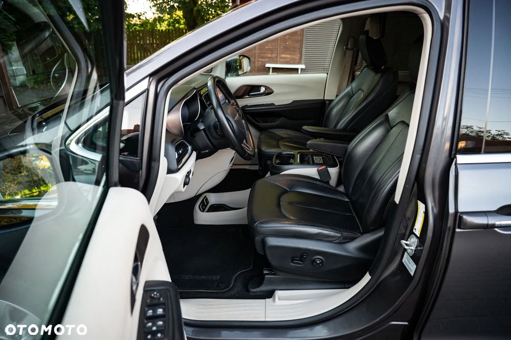 Chrysler Pacifica - 12