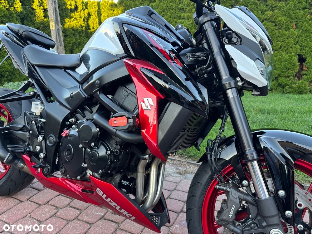 Suzuki GSX - 16