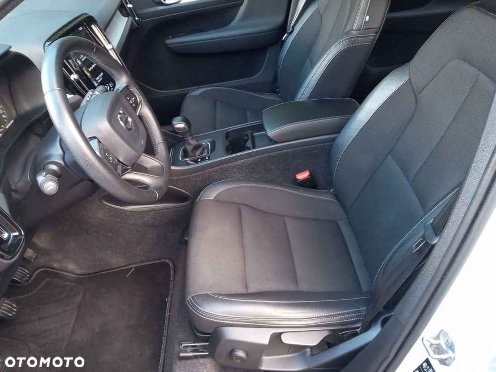 Volvo XC 40 T3 Momentum Pro - 25
