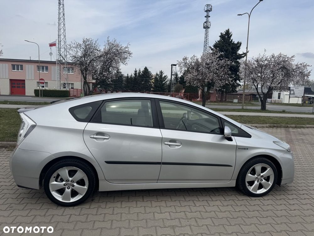 Toyota Prius (Hybrid) Executive - 3