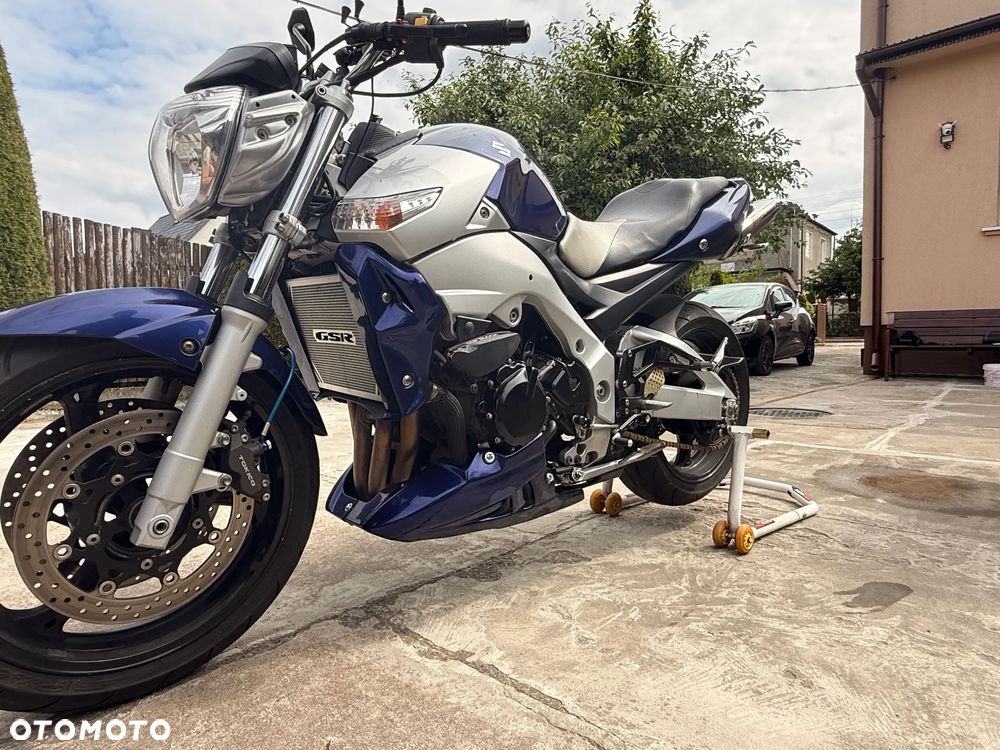 Suzuki GSR - 6