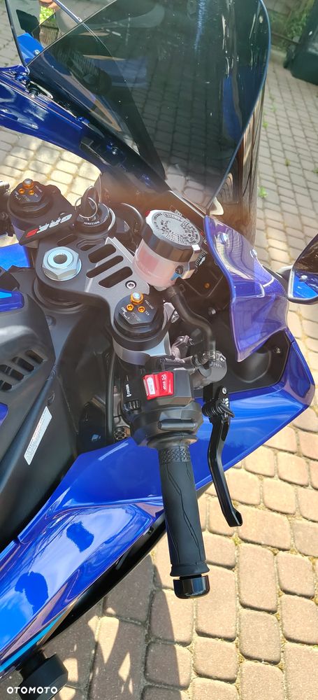 Yamaha R1 - 11