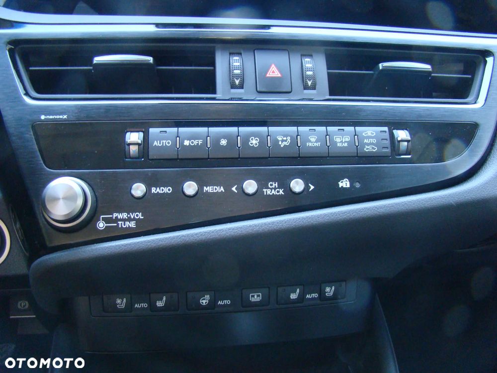 Lexus ES 300h Prestige - 11