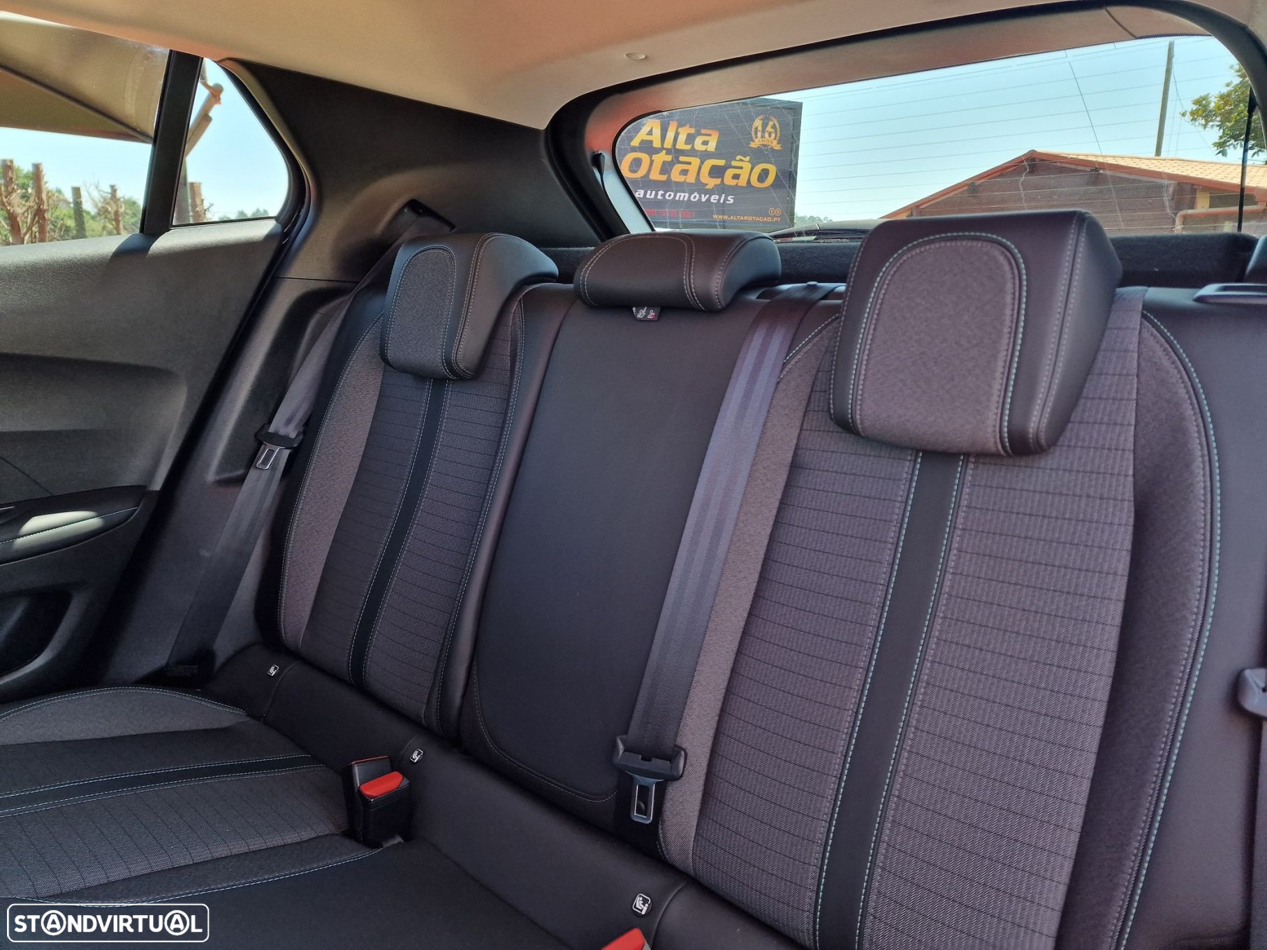 Peugeot 2008 1.5 BlueHDi Allure EAT8 - 11