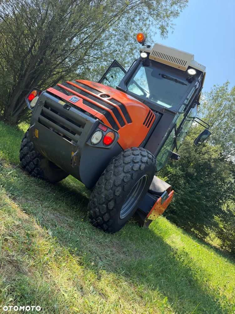 Hamm H 7i Walec Terenowo Drogowy Guma Stal. 6,5 tony 8ton. Import Norwegia 2017 rok. 1600 mtg. silnik KUBOTA 4cyl. Maszyna nie różni się od Nowej z salonu! Klimatyzacja wentylacja. Serwisy w Dekra AKTUALNE. Zero zniszczeń IGŁA !! Gotowy do długiej pracy. Po dużych serwisach eksploatacyjnych w Norwegii. Walec z Upadłości od pierwszego właściciela. Jego historia od nowosci to jedna inwestycja miejska! Jedyna taka okazja! Szerokość 168cm. Bardzo mały walec a moc Potężna! Full Wypas Wersja Norweska. Opony piękny stan. Ani deka luzów i wycieków. OKAZJA - 34