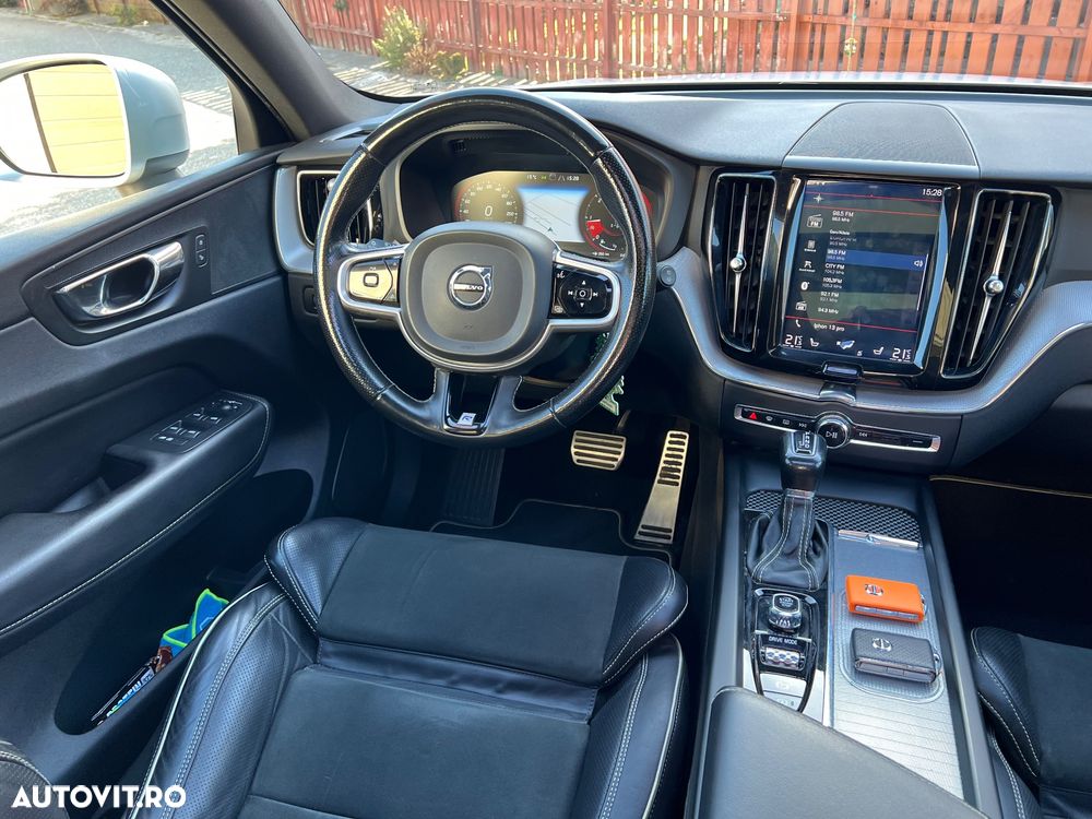 Volvo XC 60 D5 AWD Geartronic RDesign - 12