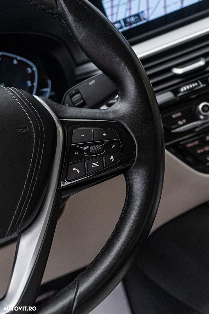 BMW Seria 5 520i Aut. Luxury Line - 28