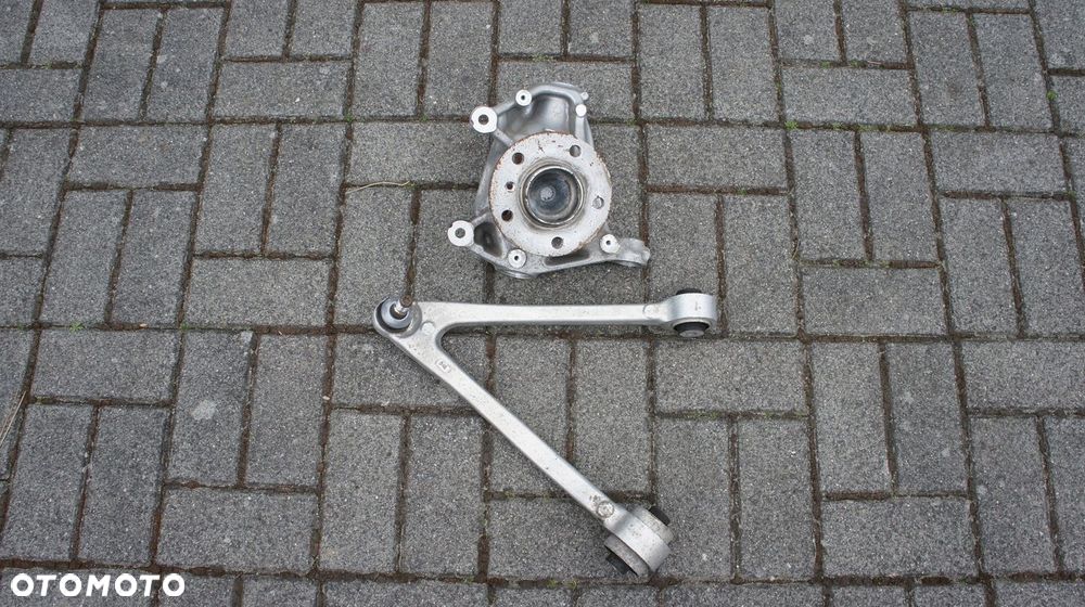 PRAWY WAHACZ PIASTA ZWROTNICA BMW i3 I3