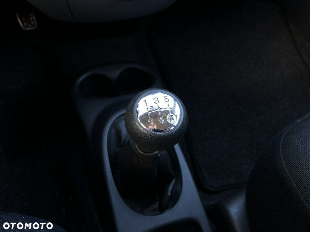 Daihatsu Sirion - 27