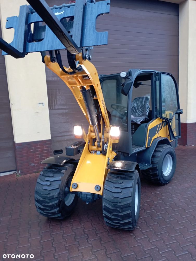 Schäffer 2430 z kabiną - 10