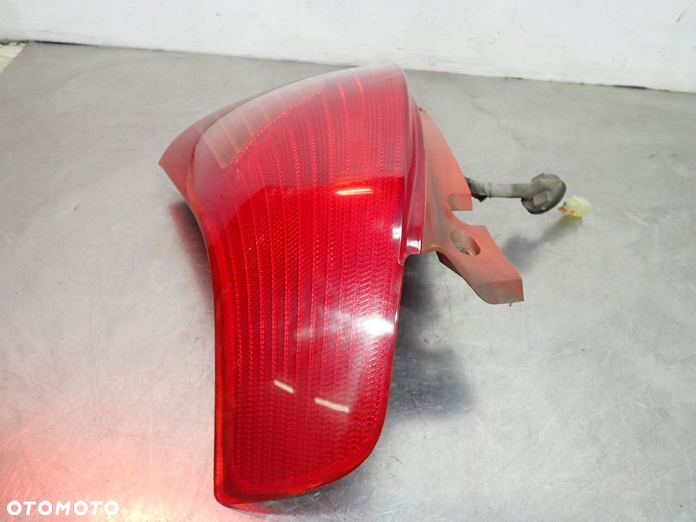 LAMPA PRAWA TYLNA SUZUKI SWIFT IV - 4