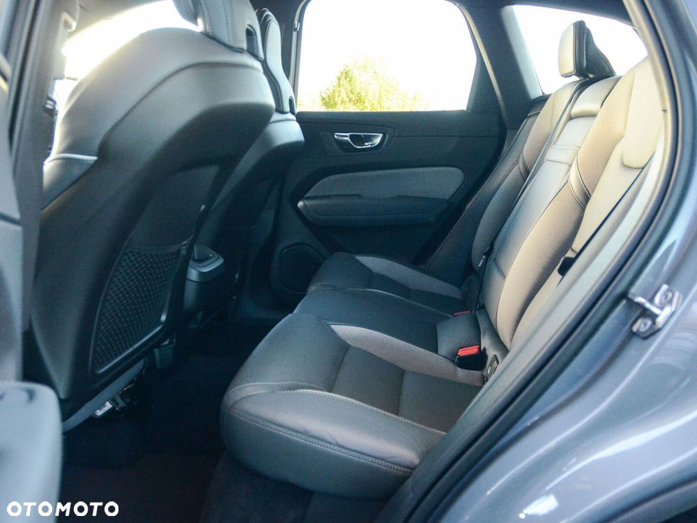 Volvo XC 60 B4 D AWD Plus Dark - 34