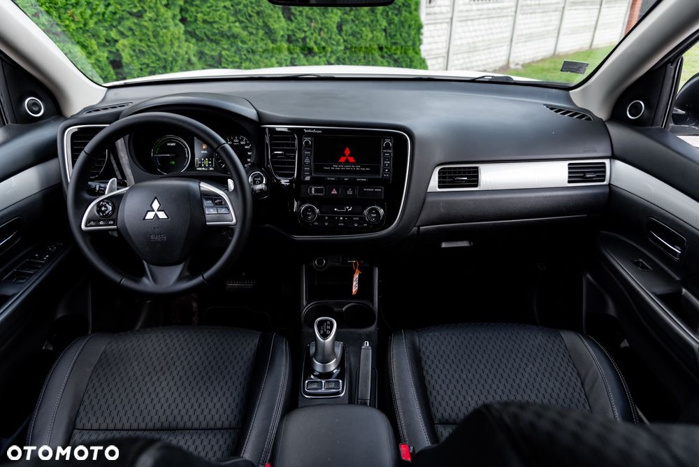 Mitsubishi Outlander Instyle NAVI + - 9
