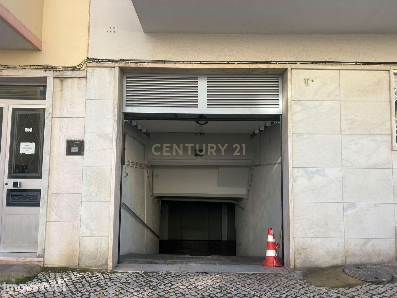 Garagem com wc e bancada cozinha Venteira - Rua Bernardim Ribeiro - Grande imagem: 2/18