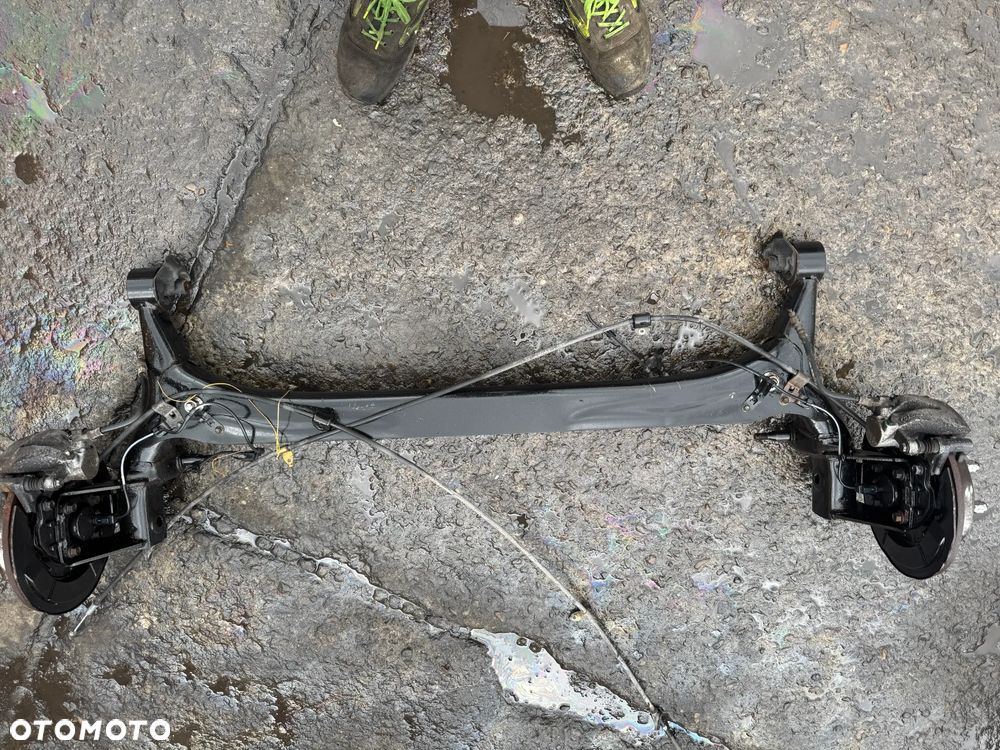 Belka tylna oś Corolla Verso I  2004-08r