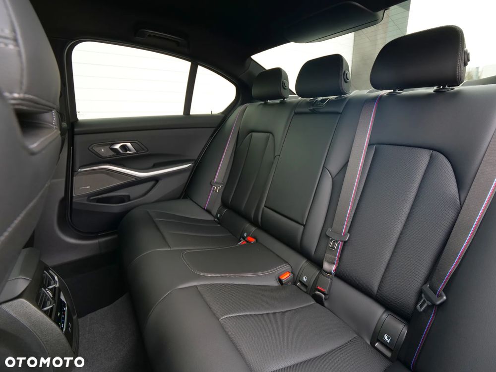 BMW Seria 3 330i xDrive M Sport sport - 33