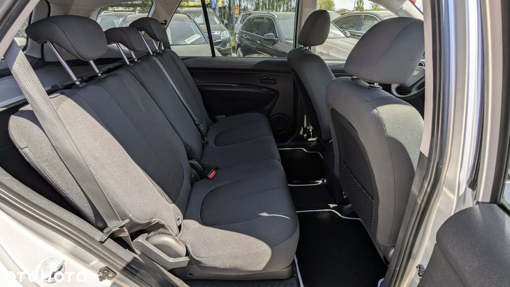 Kia Carens - 17