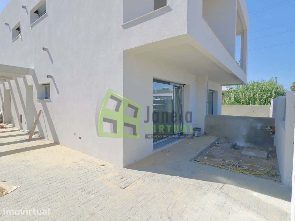 Moradia Geminada T3 Nova com Piscina | Fernão Ferro - Grande imagem: 5/33