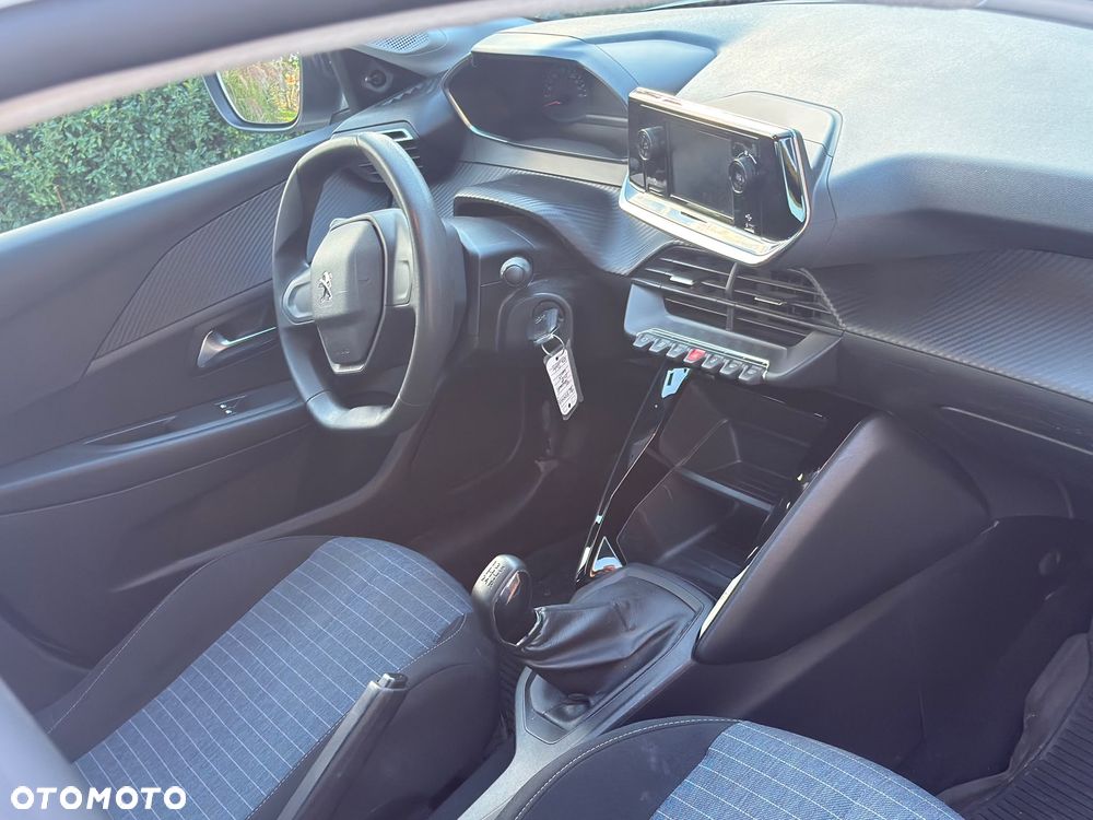 Peugeot 208 - 8