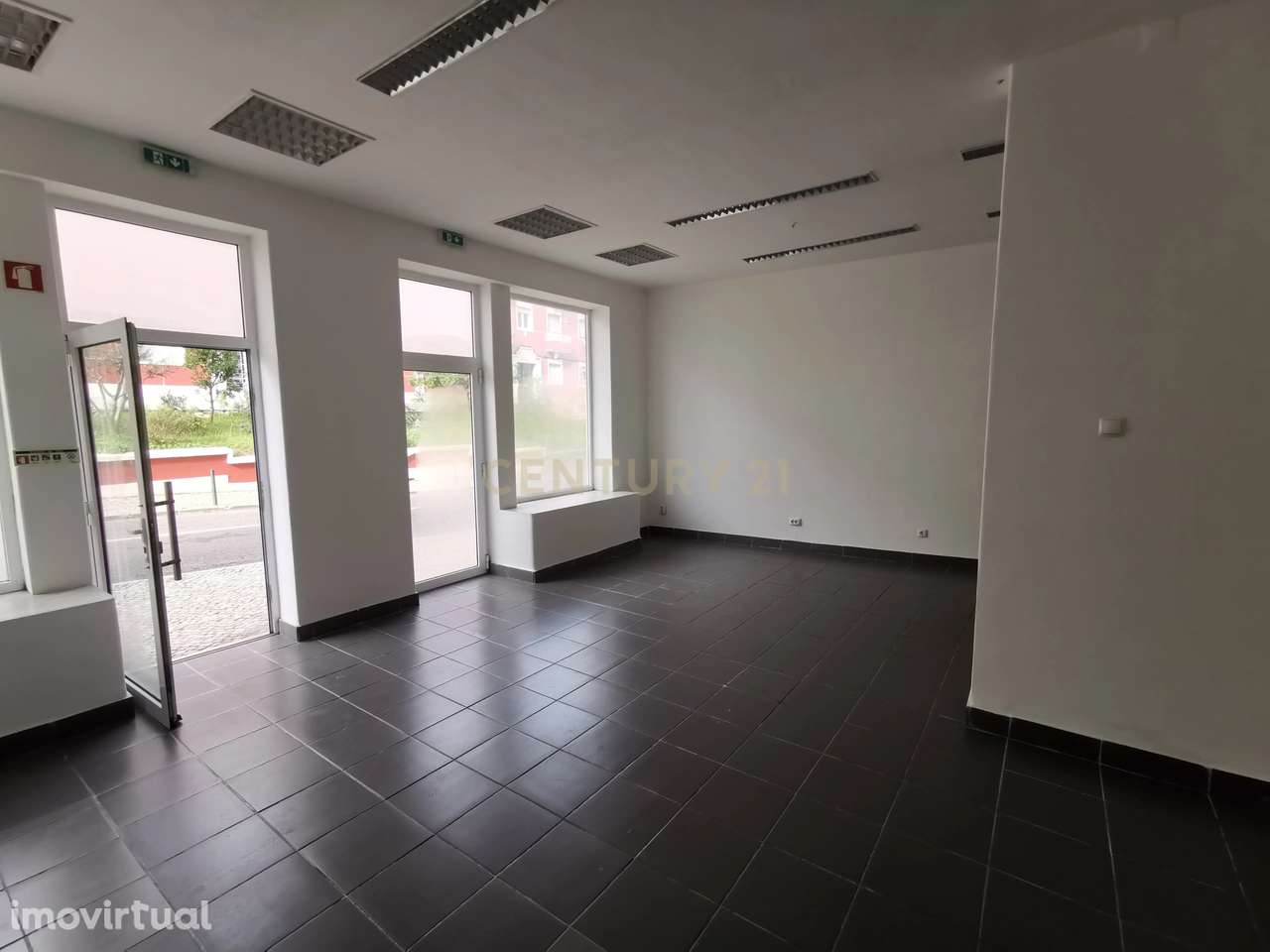 Vende-se loja com cave - Rua D.- Sancho I - Almada - Grande imagem: 2/13