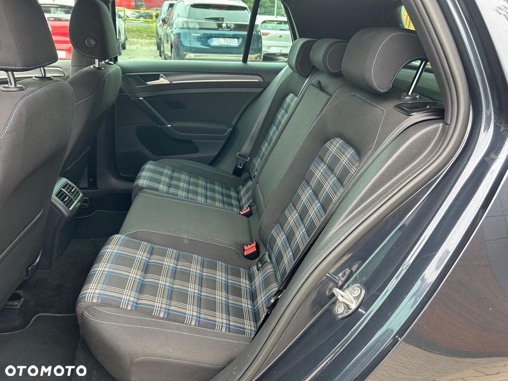 Volkswagen Golf - 23