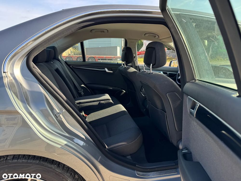 Mercedes-Benz Klasa C 180 BlueEFFICIENCY Elegance - 29