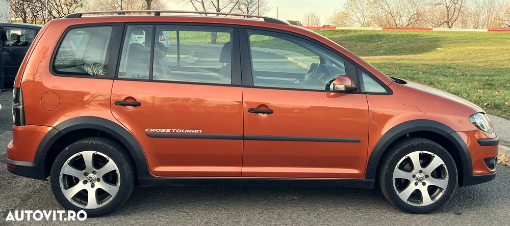 Volkswagen Touran 2.0 TDI DPF Cross - 3