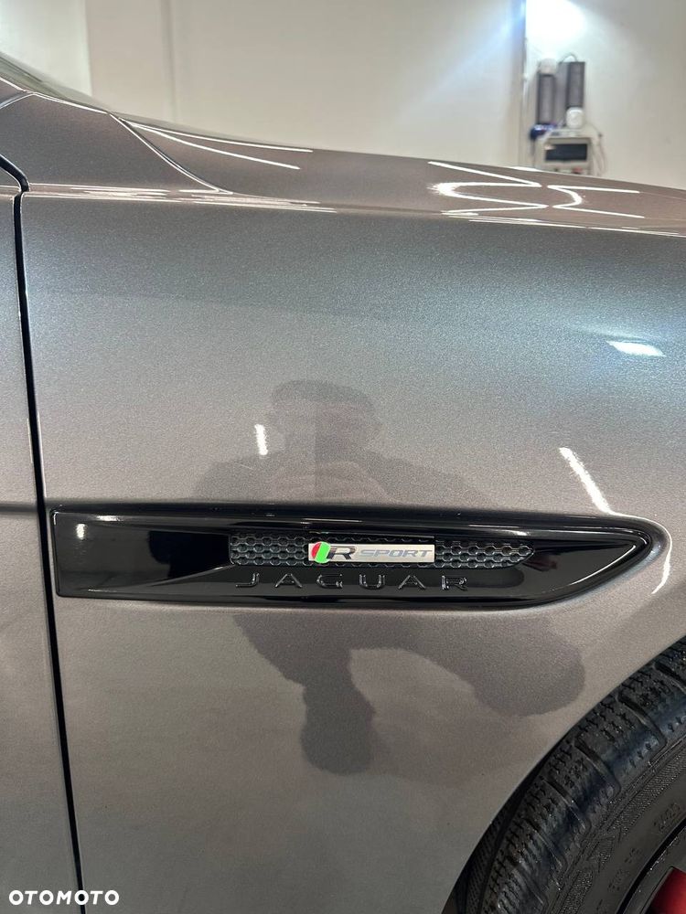 Jaguar XE 2.0 D AWD R-Sport - 19