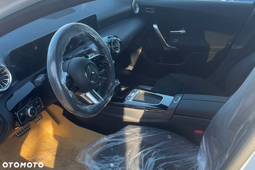 Mercedes-Benz Klasa A 200 AMG Line 7G-DCT - 3