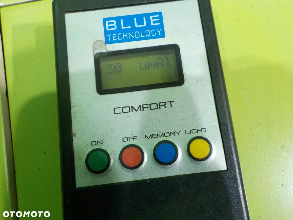 AUDI TT 8J 2.0 TDI 08r COUPE 2D blotnik prawy przod - 4