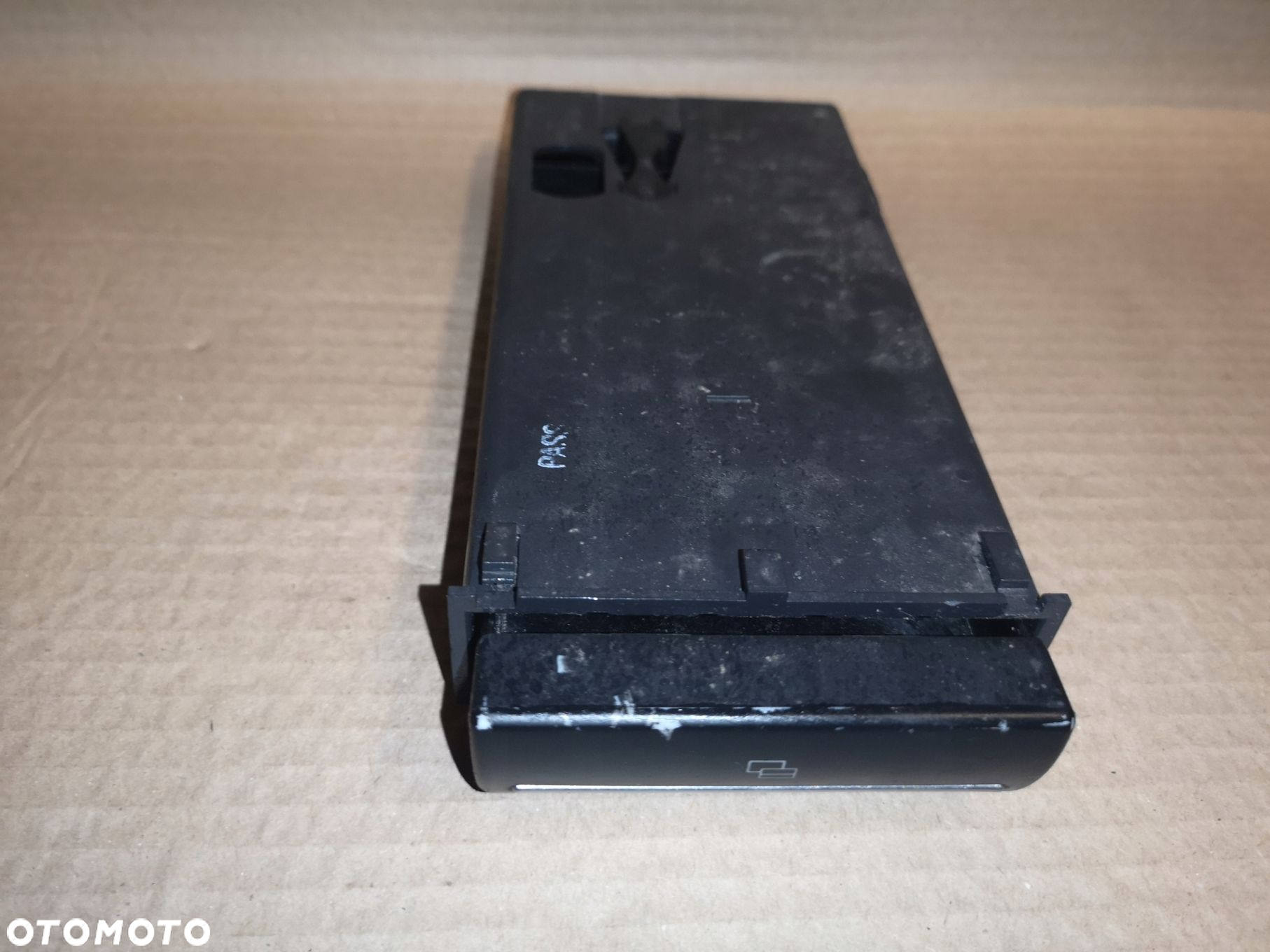 WIZYTOWNIK SZUFLADKA AUDI A3 LIFT 8P0941561D - 2